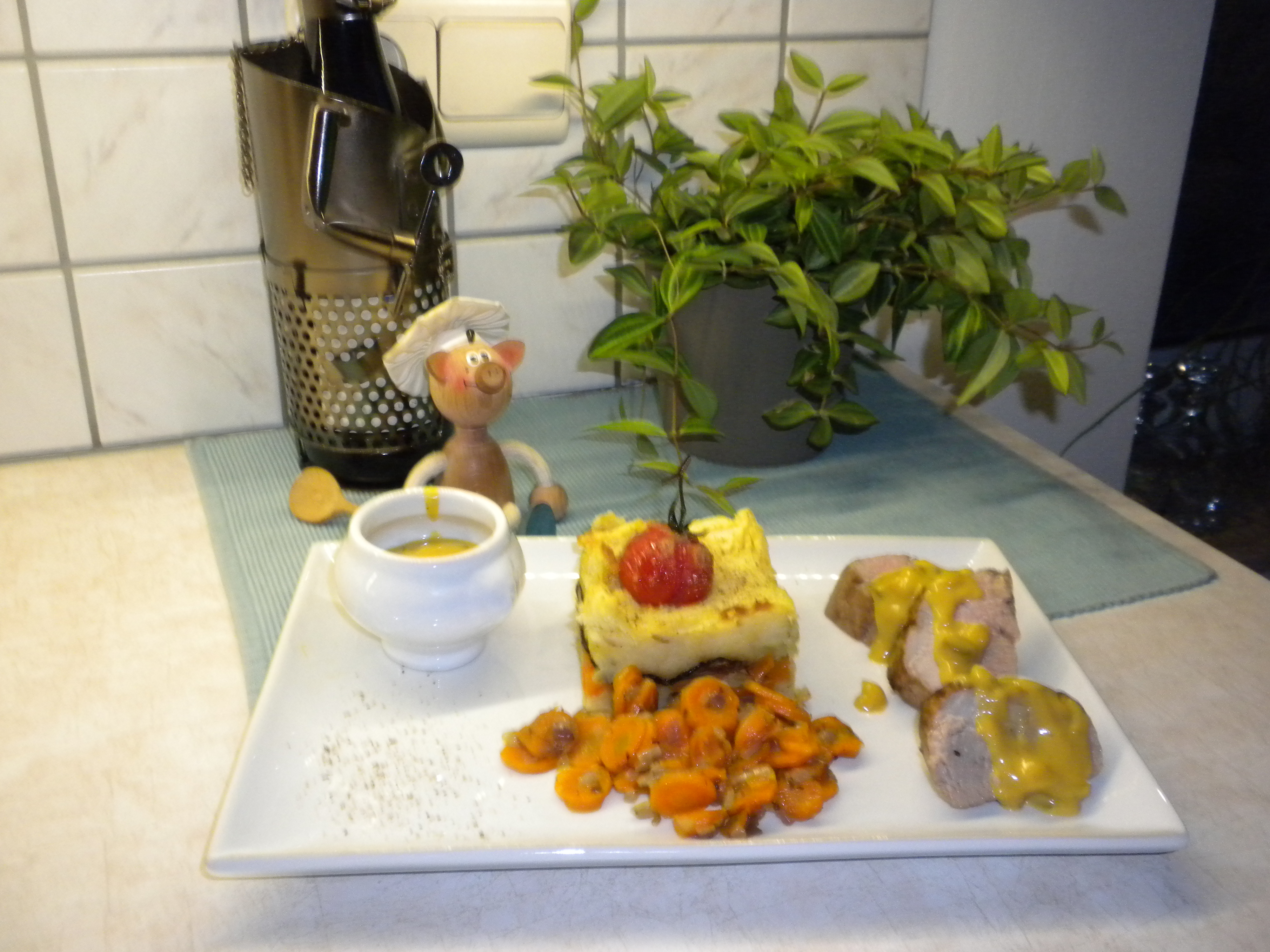 Dagschotel: varkenshaasje met puree en wortelen met een pickelssausje