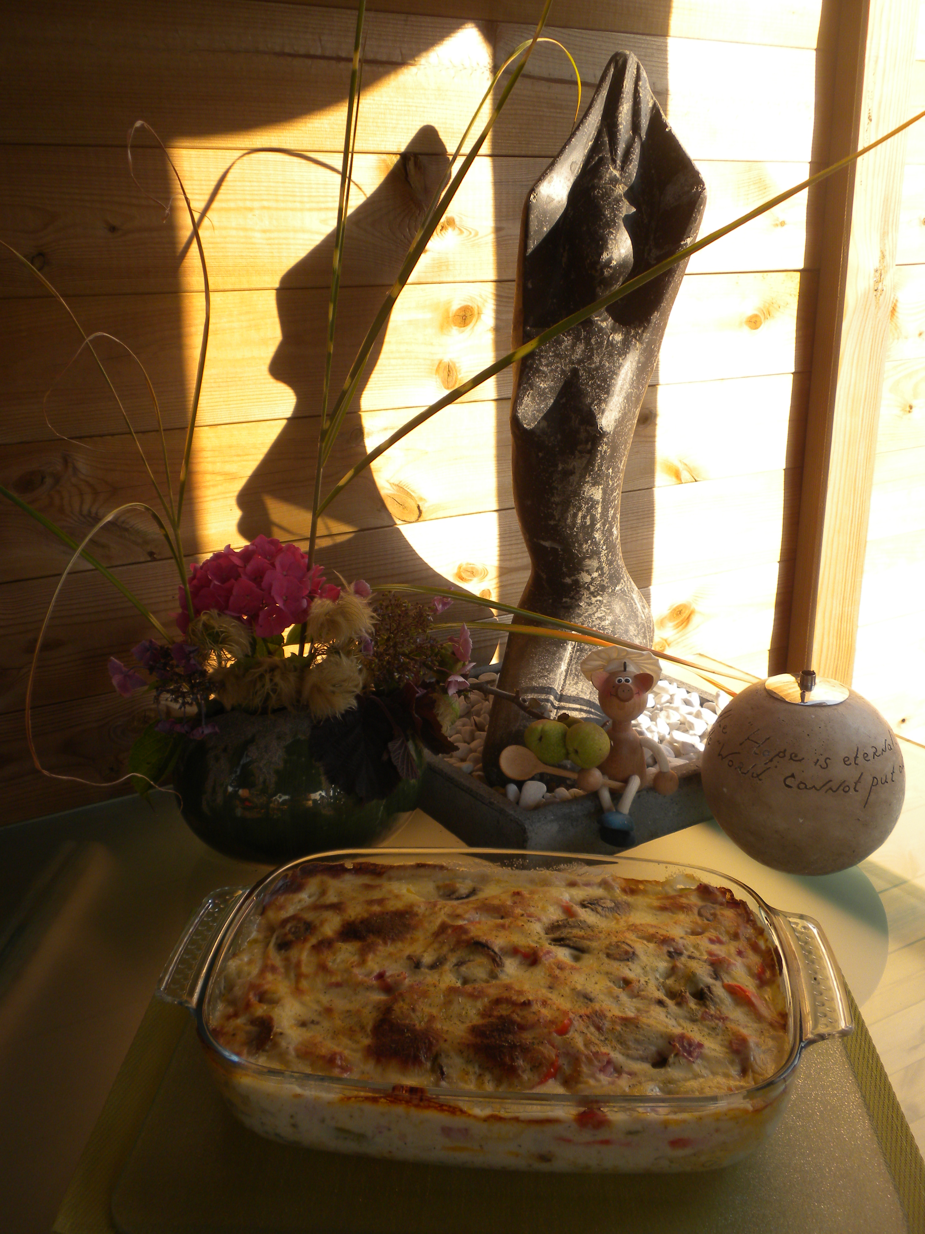 Lasagna met groenten, hesp in een romige kaassaus