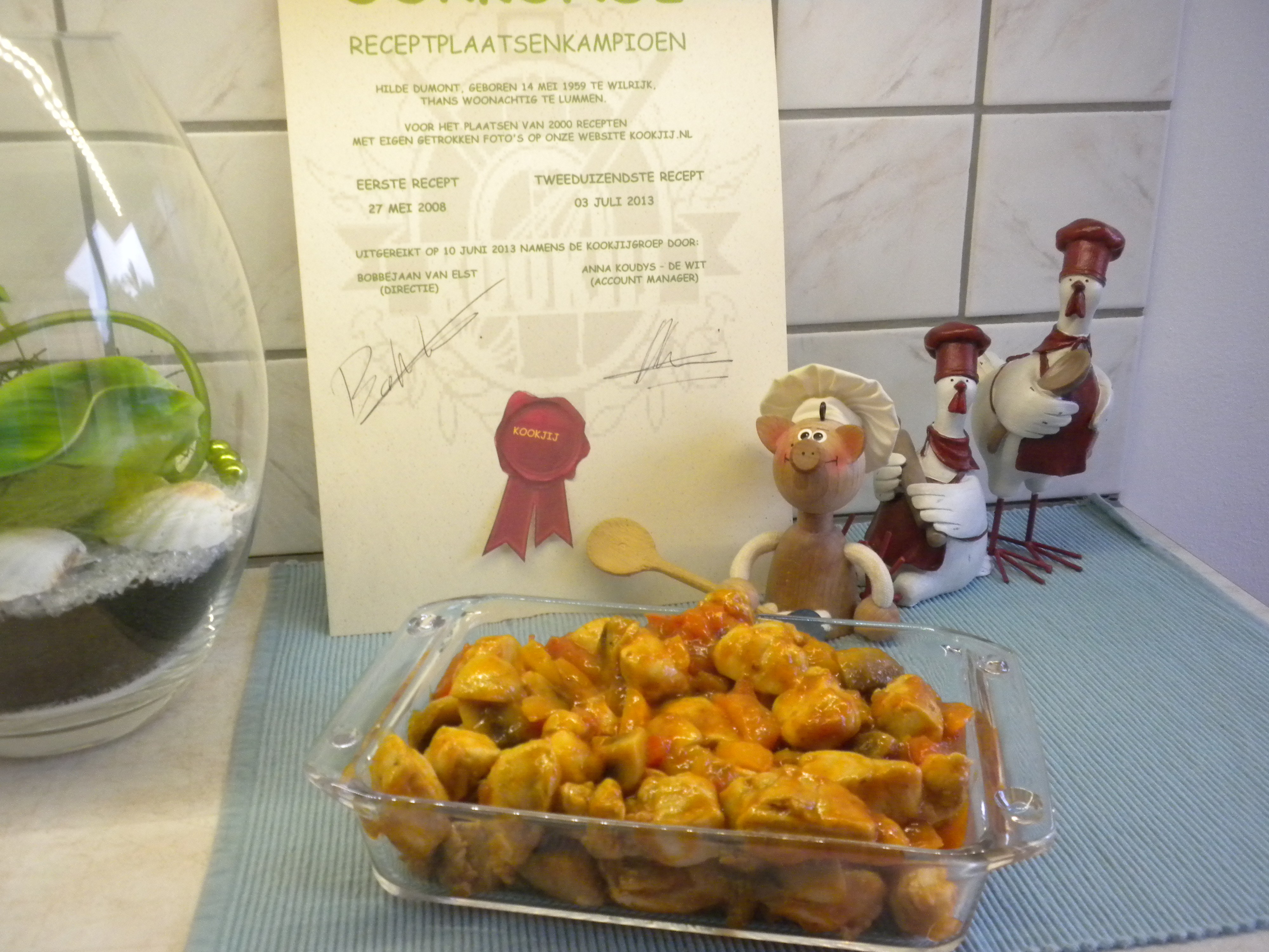 Kippenblokjes met een kleurrijk groentenpalet