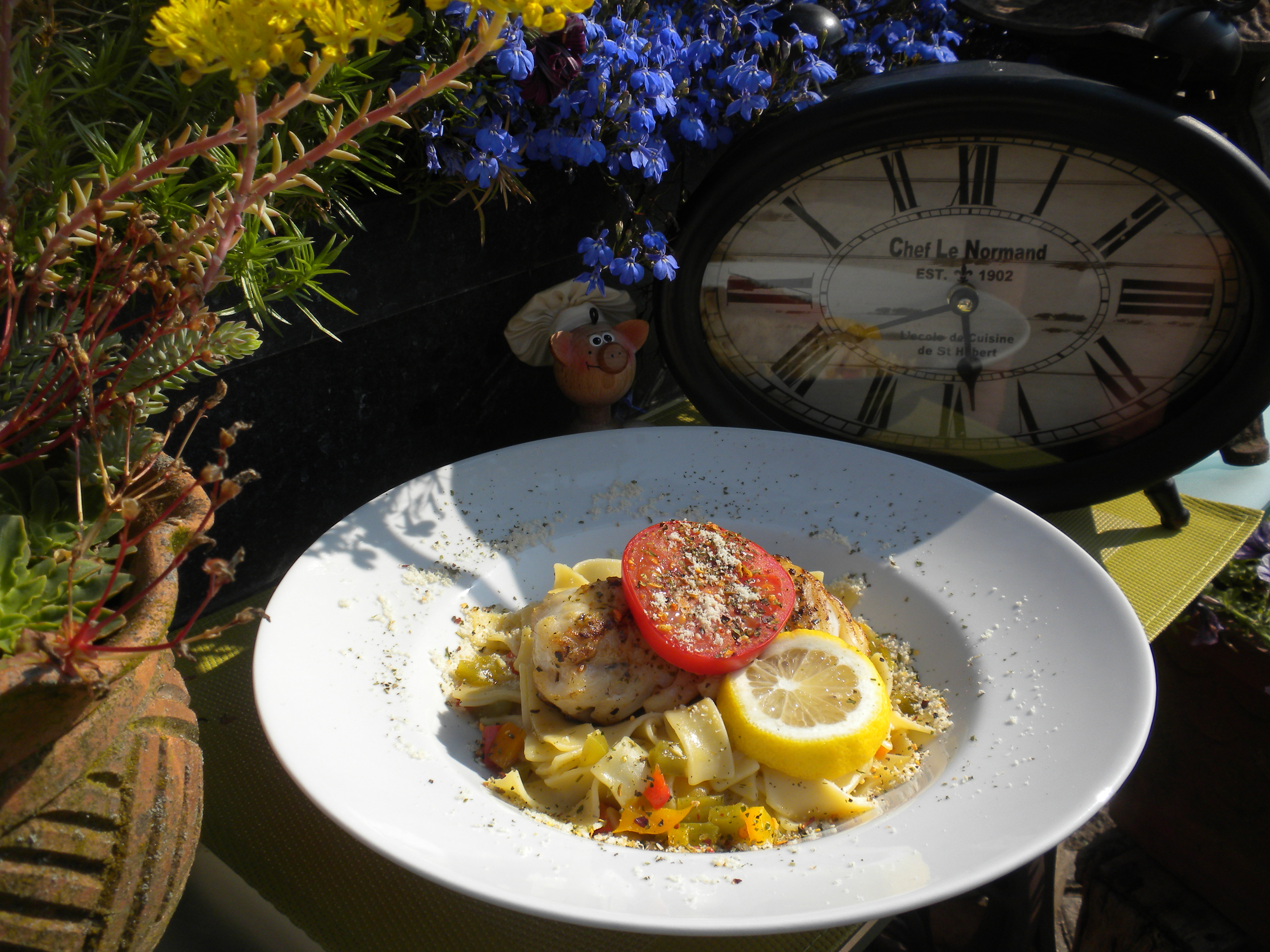 Dagschotel: kabeljauwhaasje op een bedje van pasta met zomerse gewokte groenten