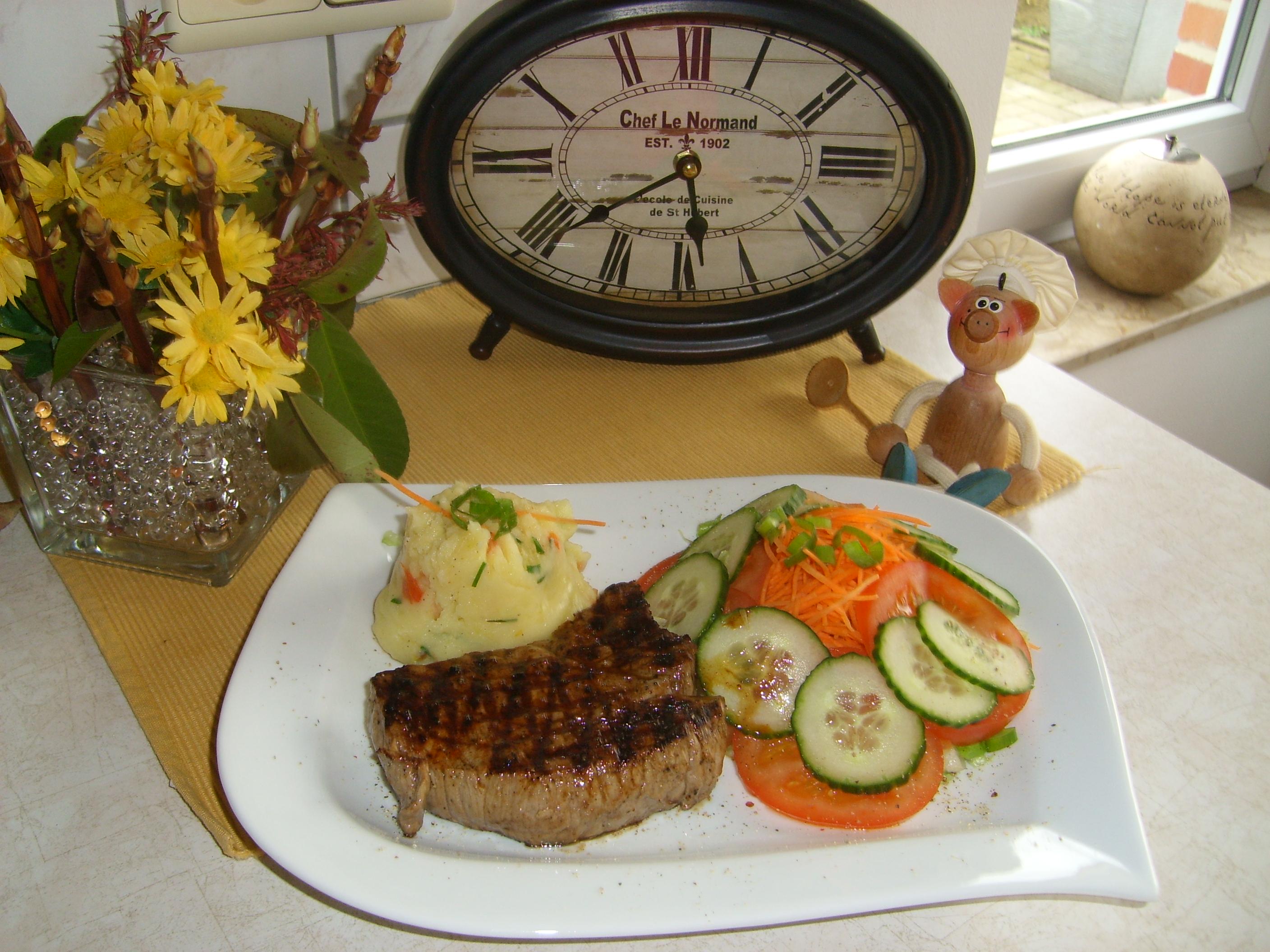 Dagschotel: aardappelpuree goed gekruid met steak natuur en frisse groenten
