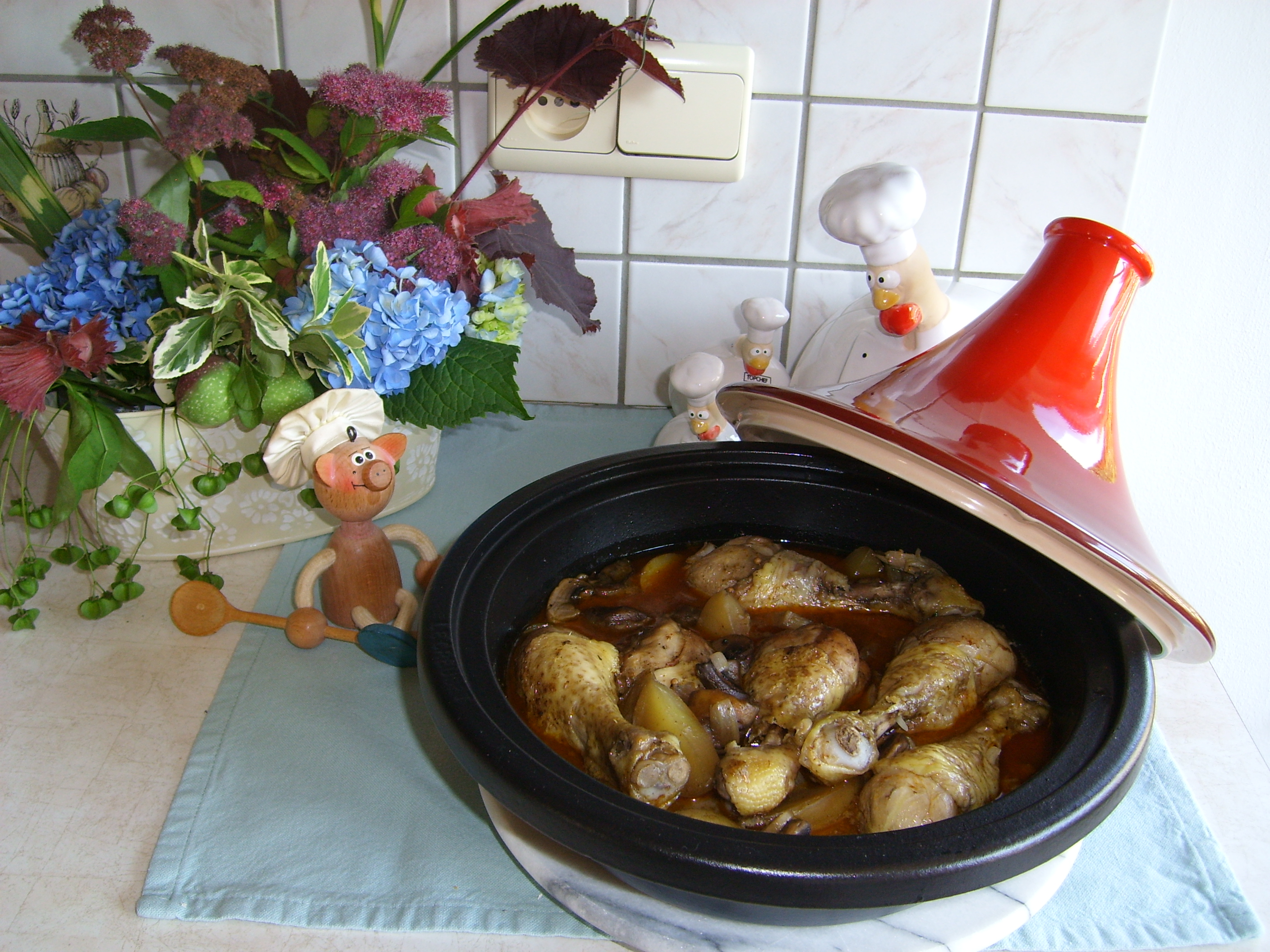 Tajine: kippenboutjes in rode wijn met een waaier van paddenstoelen