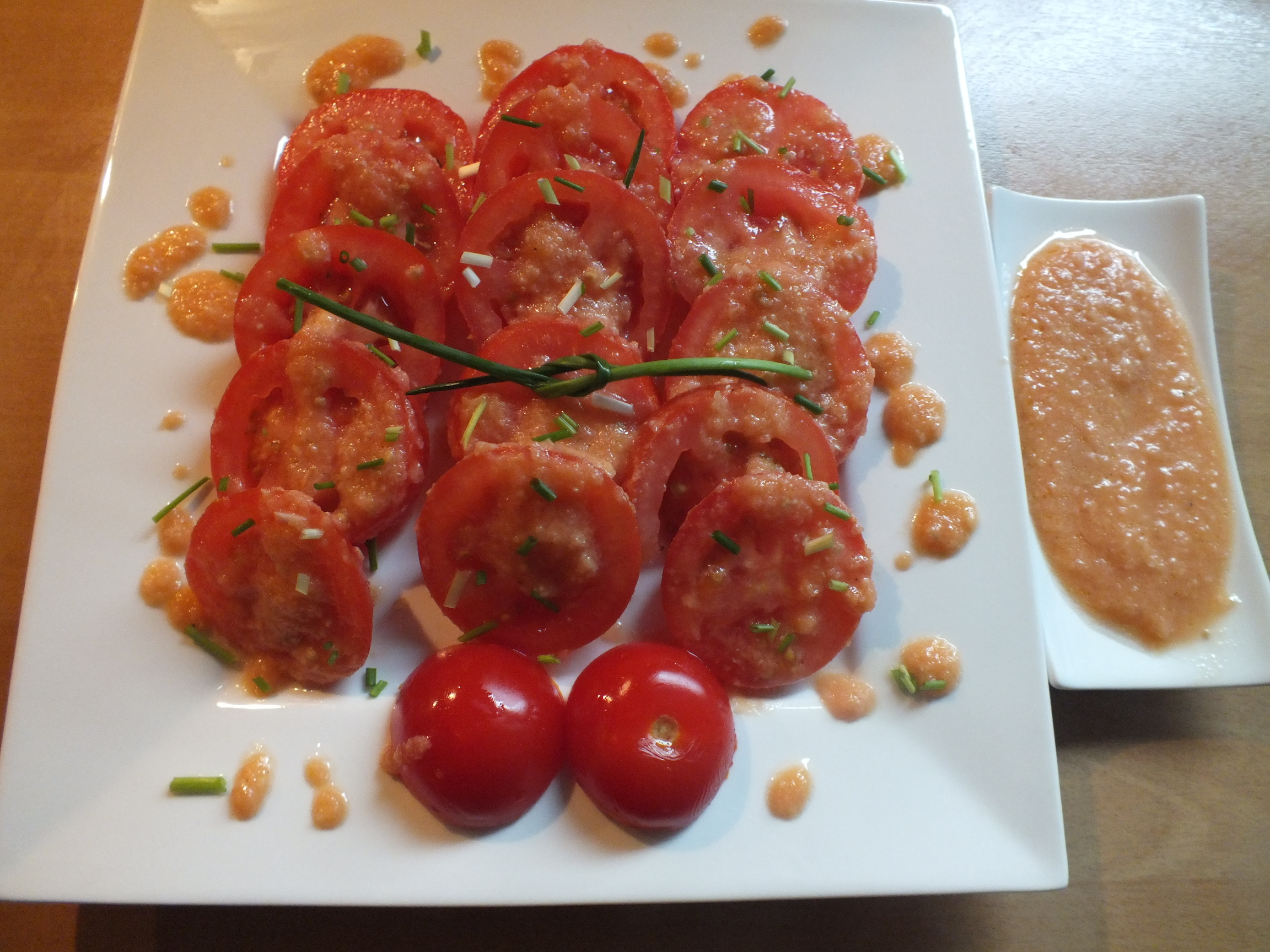 Tomatensalade + tomaatknoflookdressing (ajotomate) Online Recepten KookJij