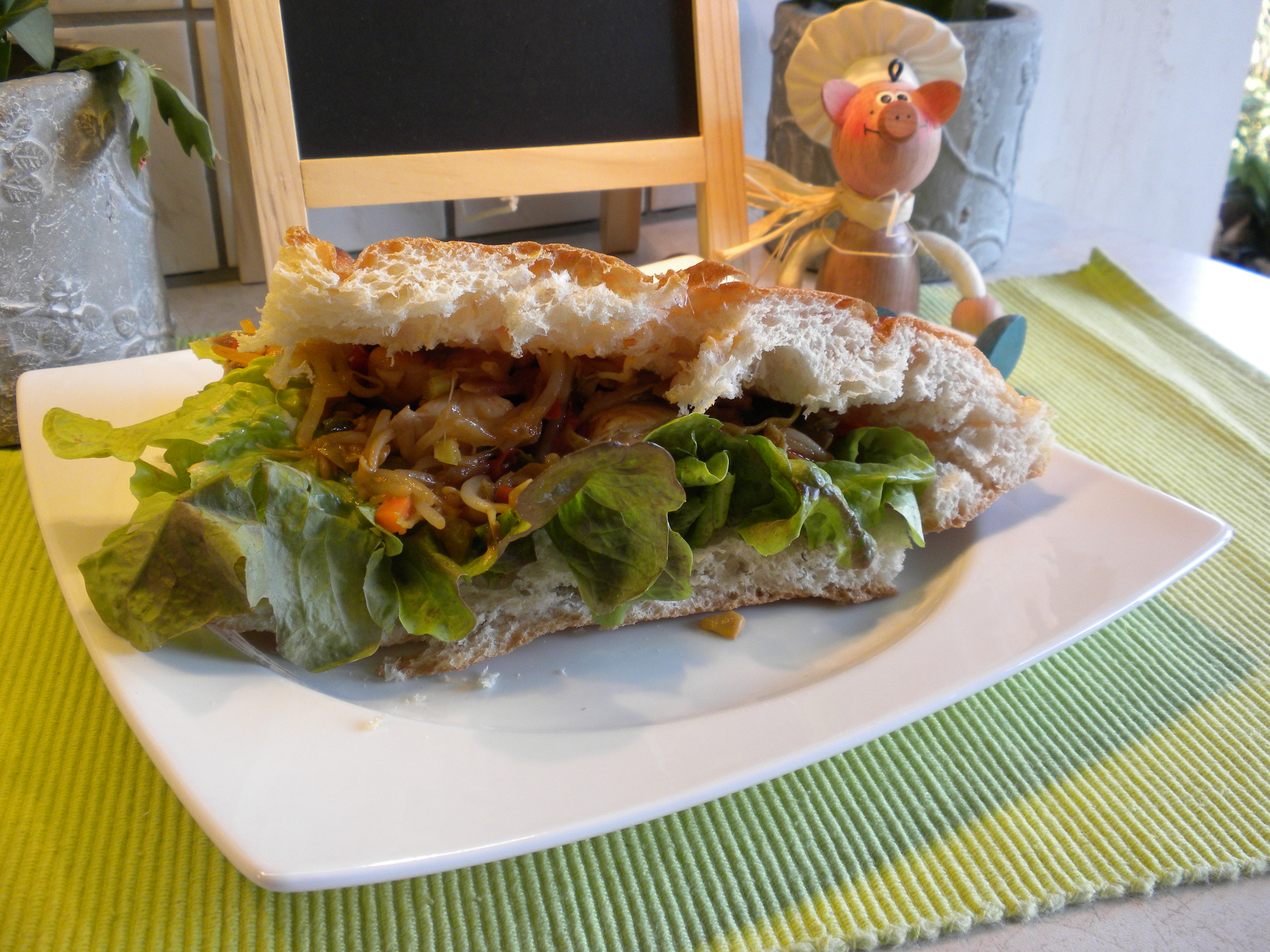 Turks brood met verse groenten en kip