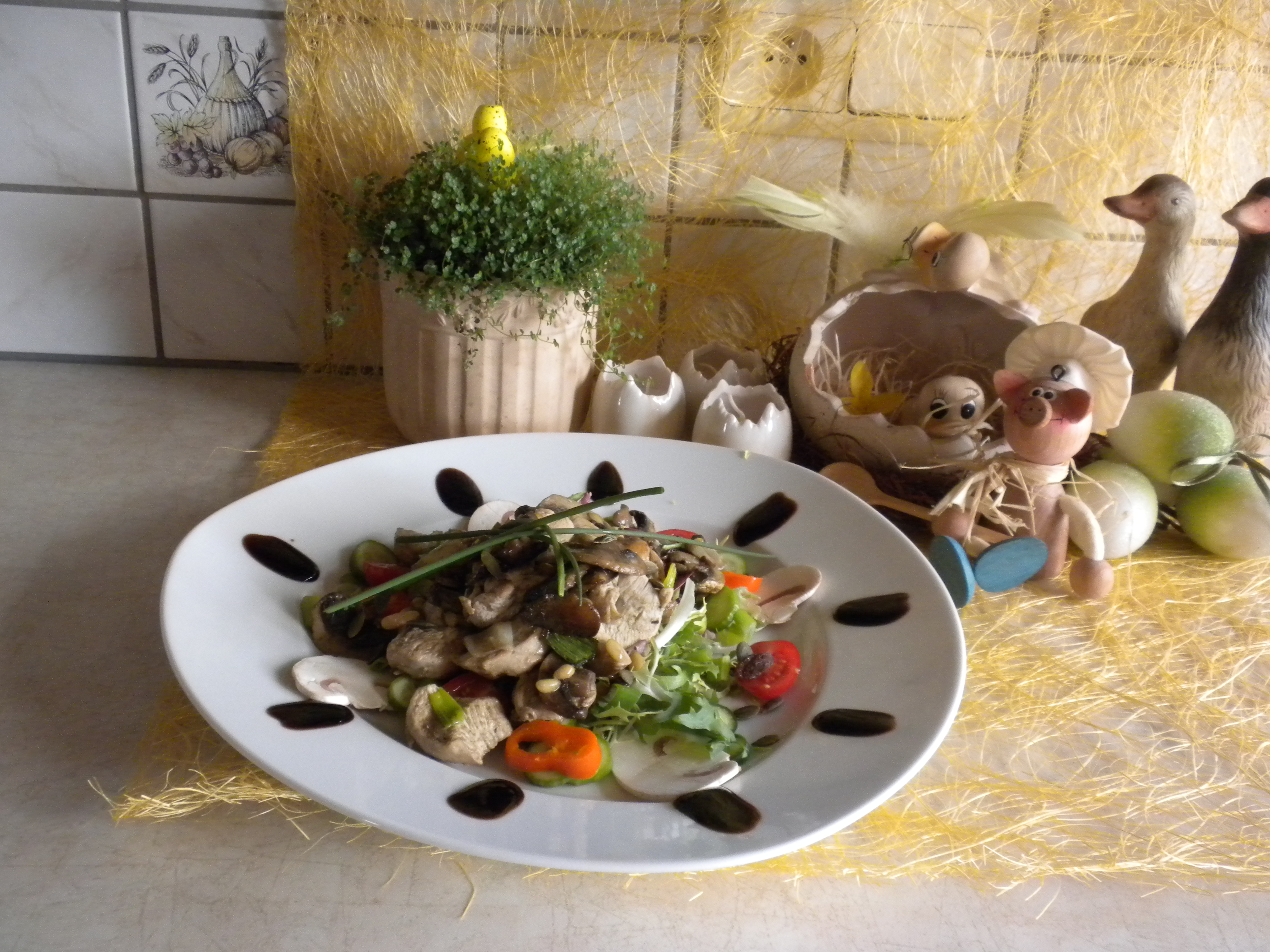 Salade met lauwe kalkoenblokjes