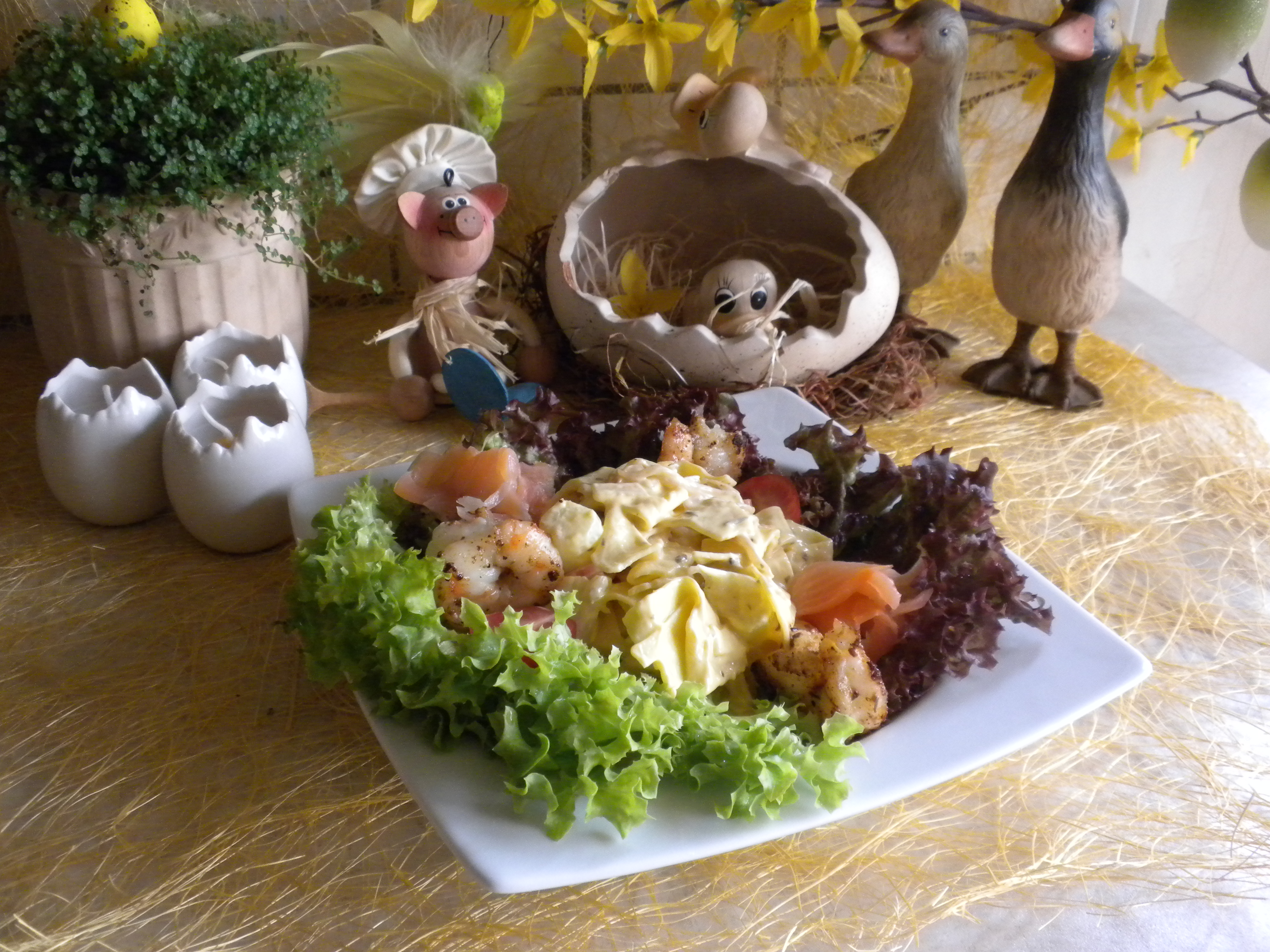 Salade van scampi, gerookte zalm en pasta