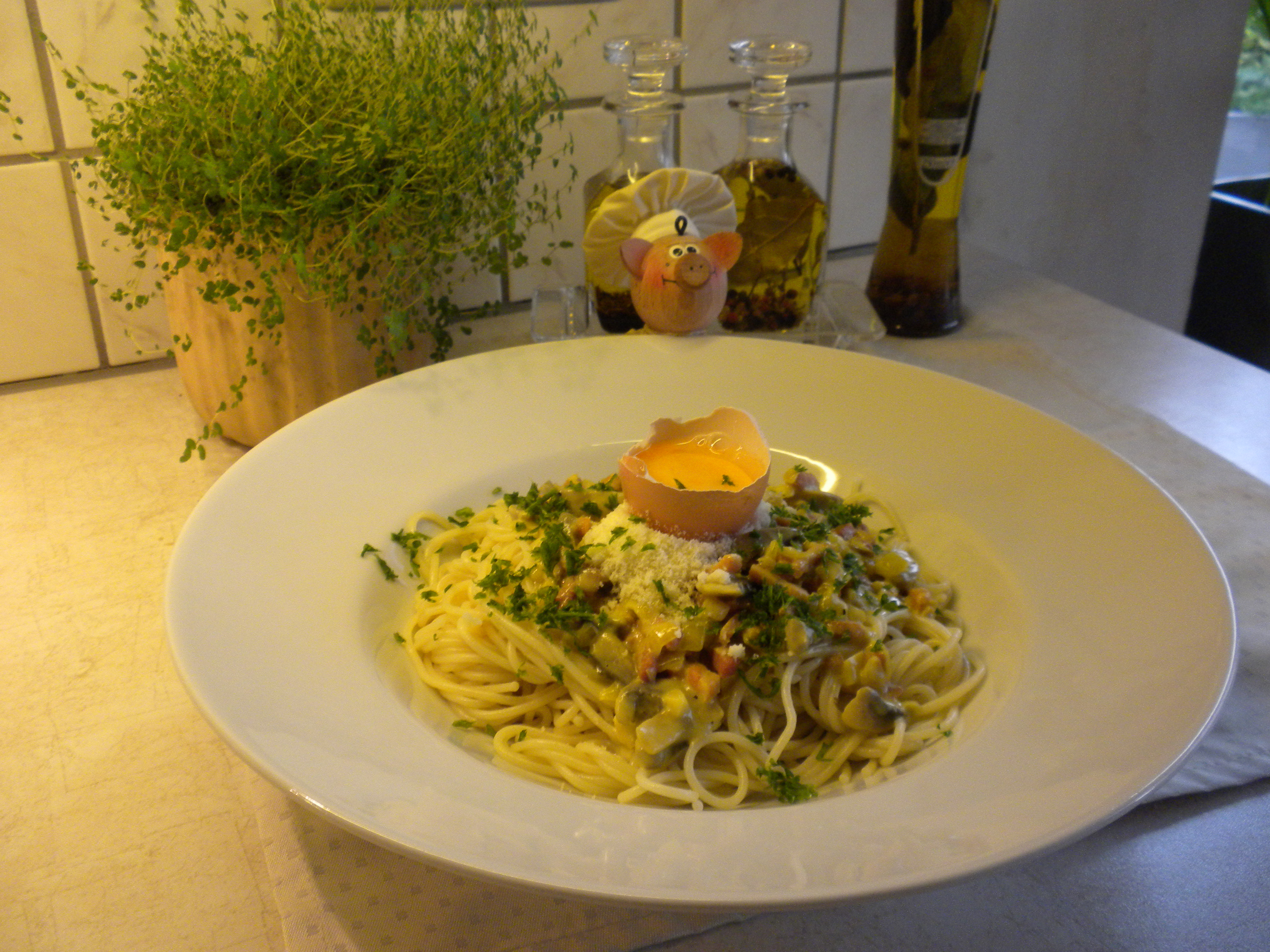 Pasta met curry-spekblokjes en kipblokjes