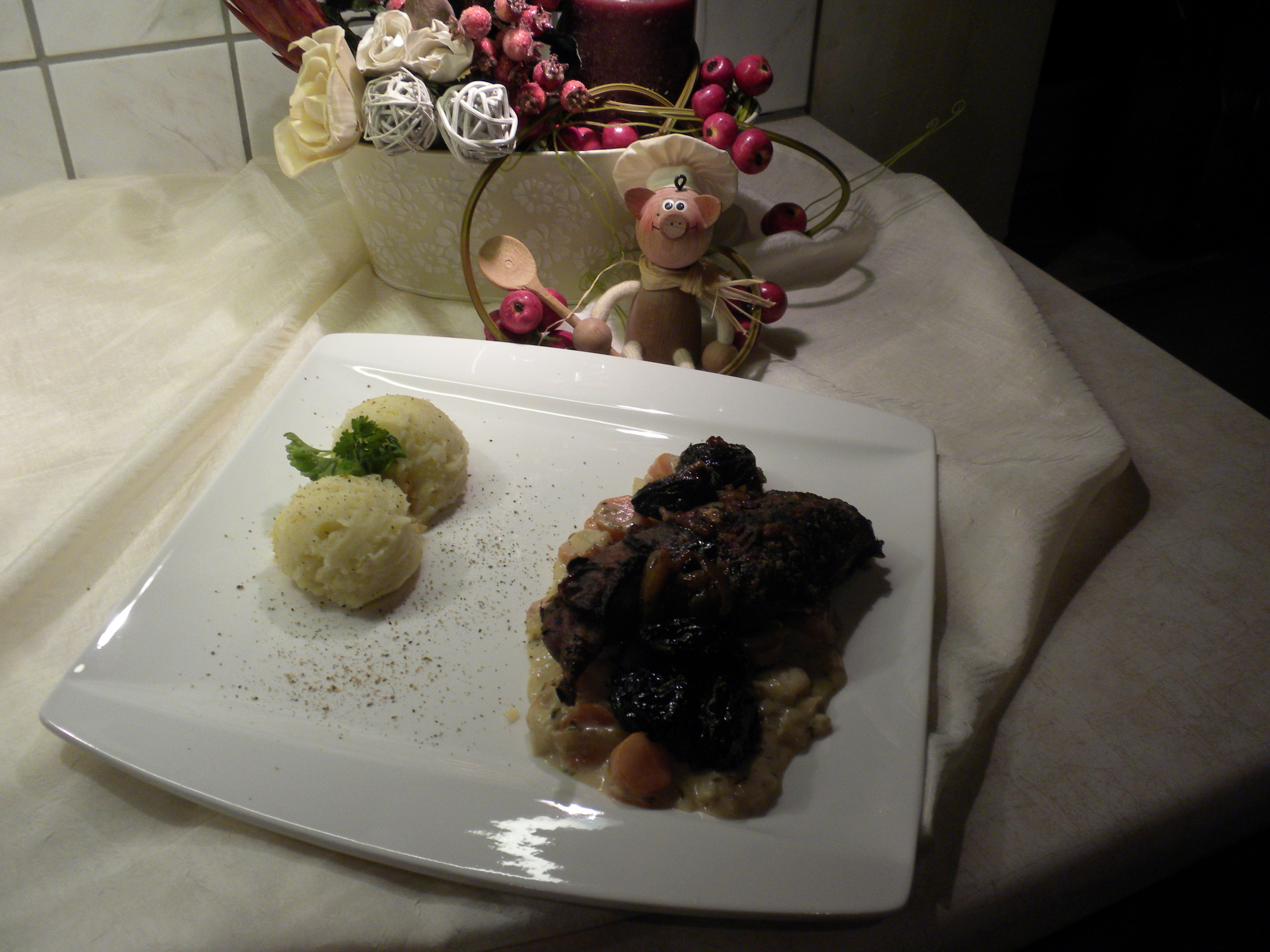 Konijn met pruimen en wortelen