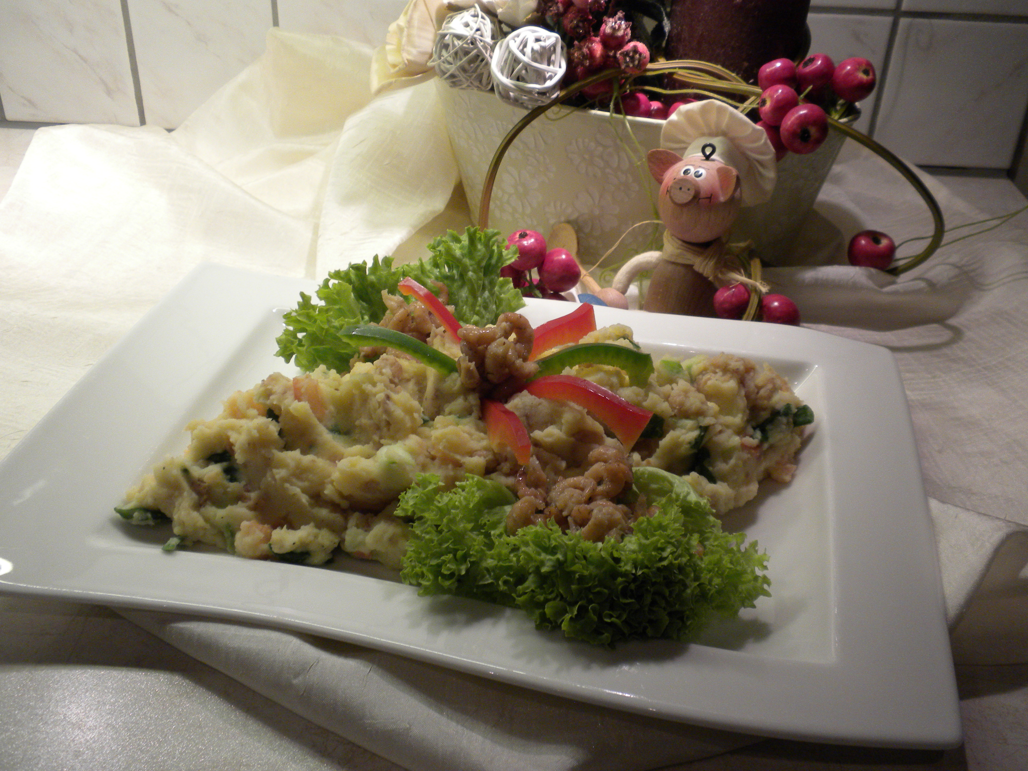 Aardappelpuree met grijze garnalen en zijn garnituren
