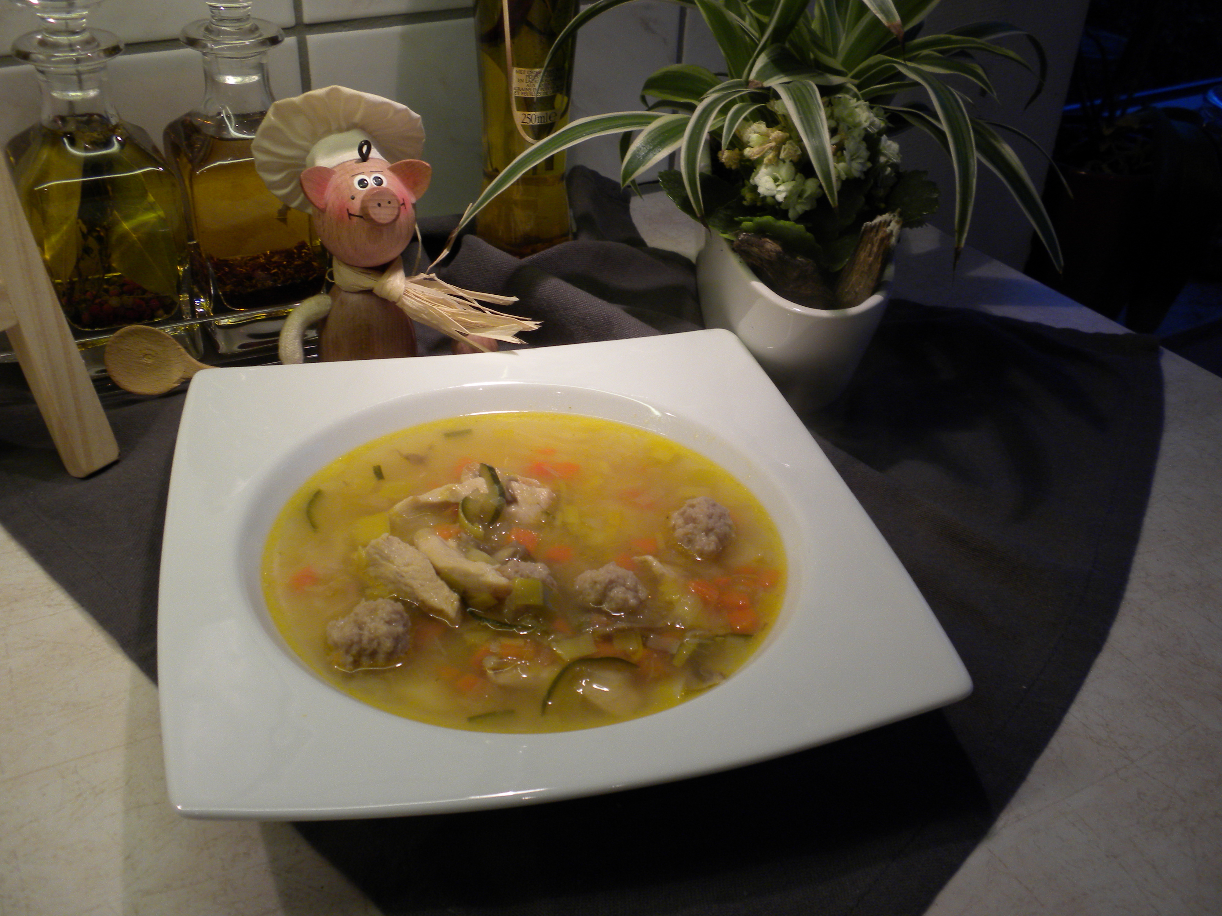 Soep : heldere kippenbouillon met kip en kippenballetjes