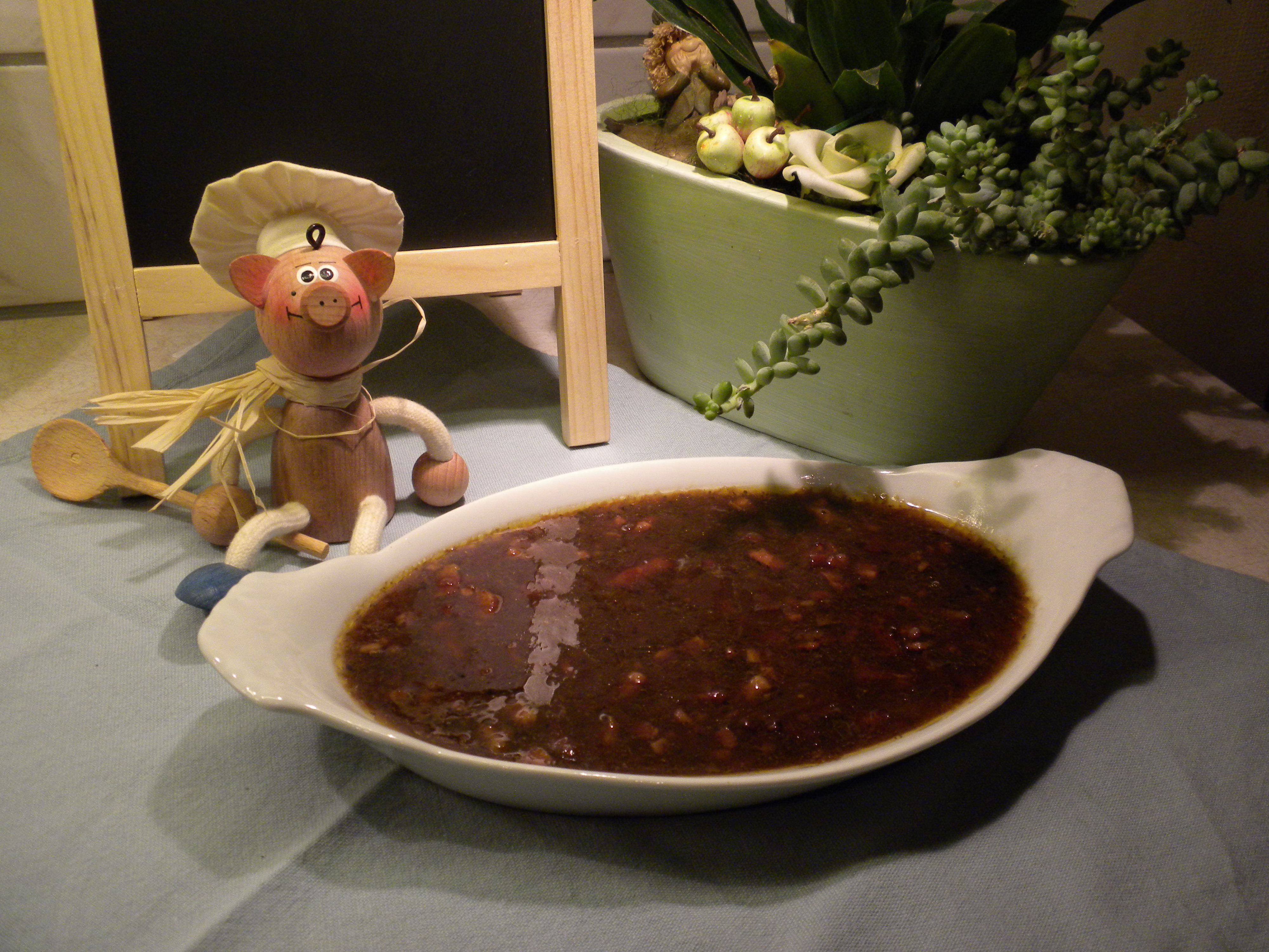 Sausje met wilde rode bessen en gerookt spek