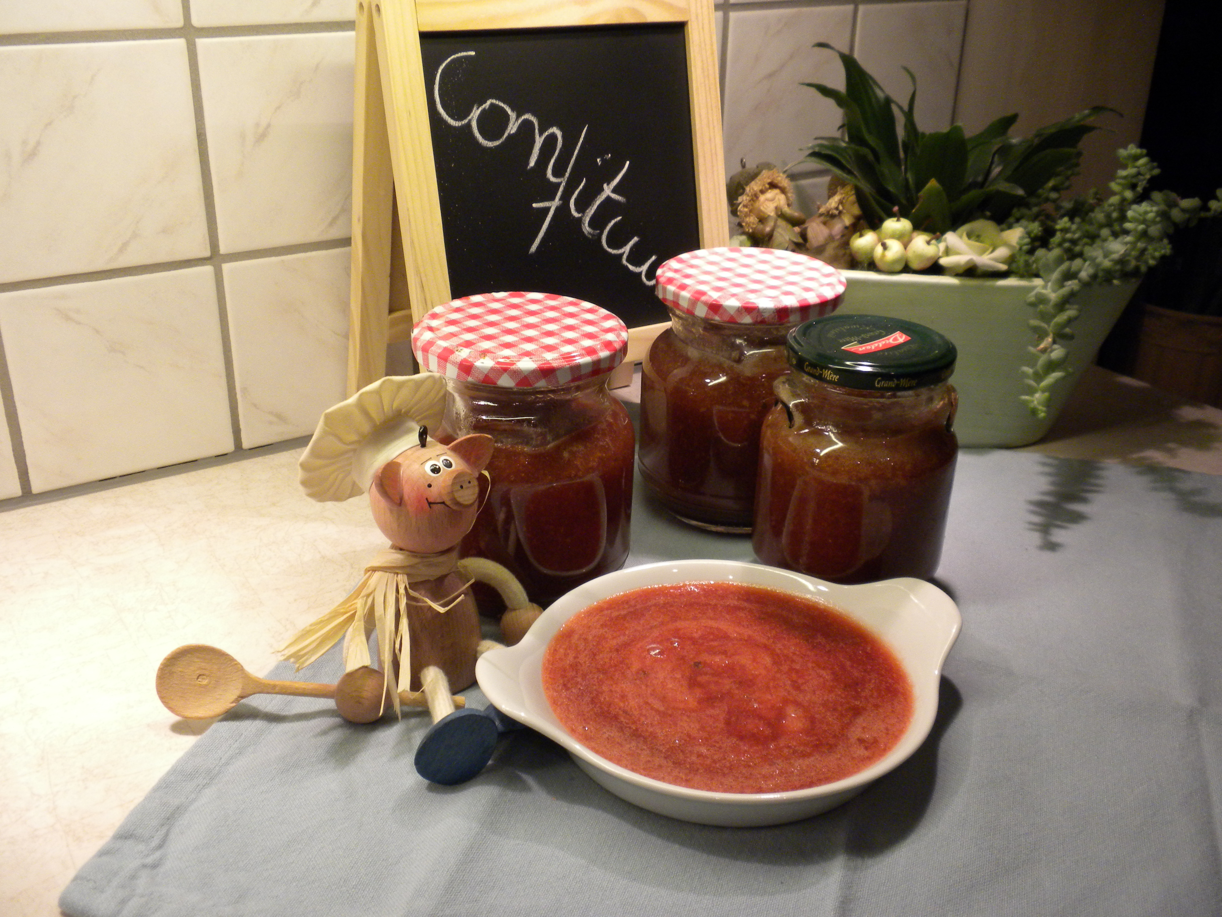 Confituur met verse munt, aardbeien en rabarber