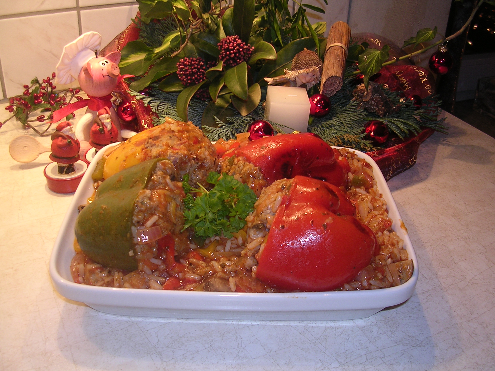 Rijstschotel  met gevulde paprika's