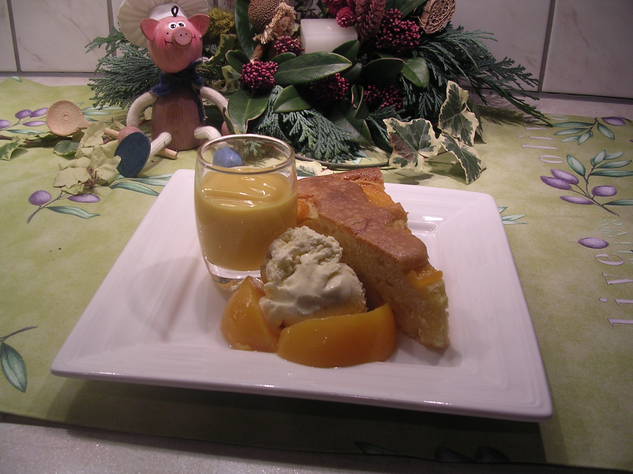 Dessertje ,cake met ijs en een glaasje advokaat