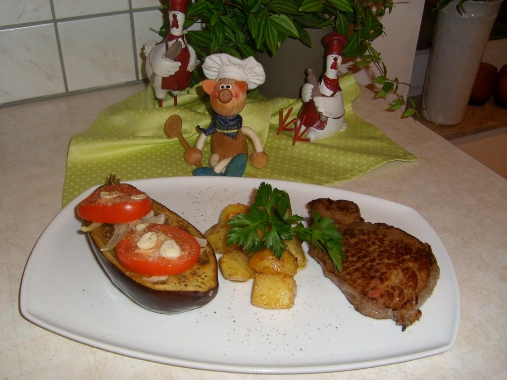 Dagschotel: steak met opgebakken aardappelen en aubergine  uit de oven