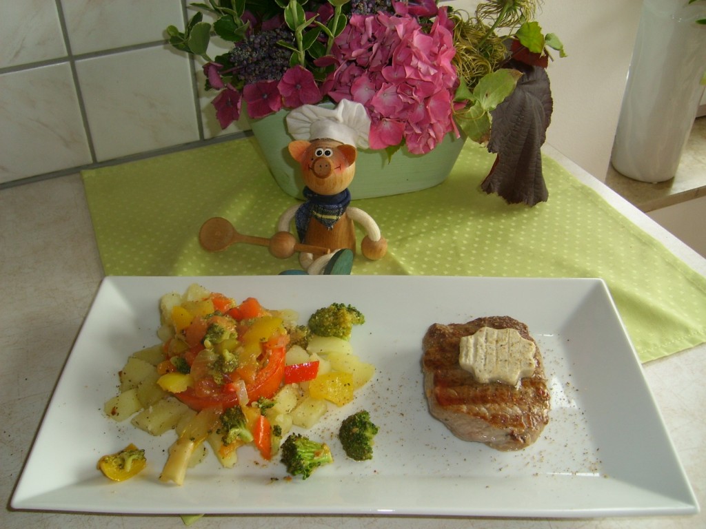 Dagschotel: steak met aardappelen en tomaatje gevuld met groenten