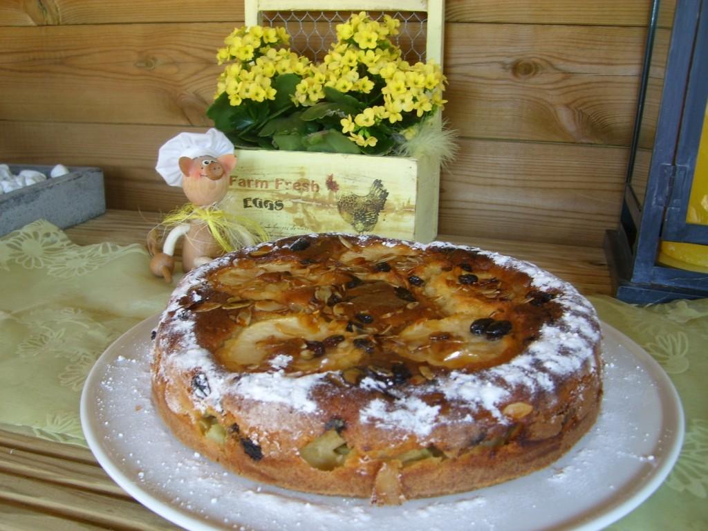 Dessert: cake in een springvorm met fruit en amandelschilfers