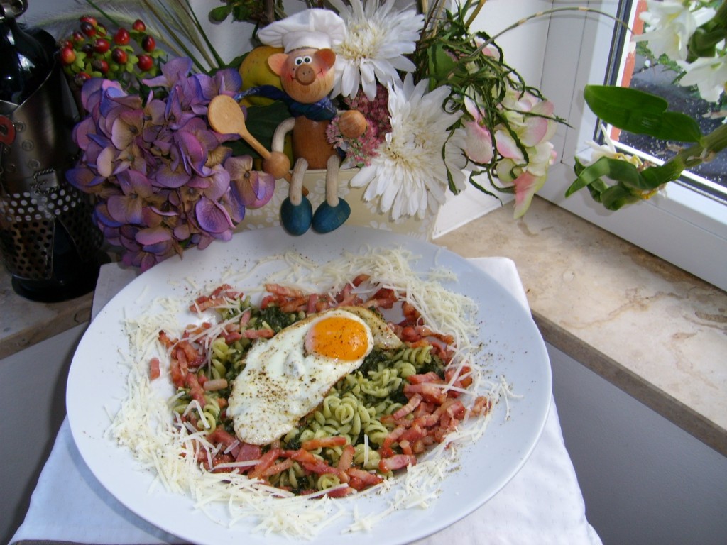 Pasta: spirelli met spinazie, gerookte spekblokjes en een spiegeleike vers van de pers