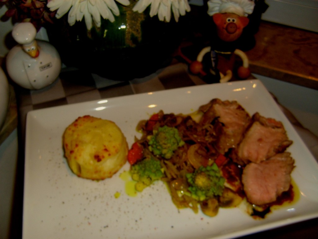 Dagschotel: wok- groenten met een kaas-pureetaartje en varkenshaasje