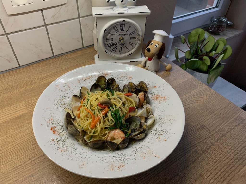 Pasta met visjes uit de zee en gewokte groenten 