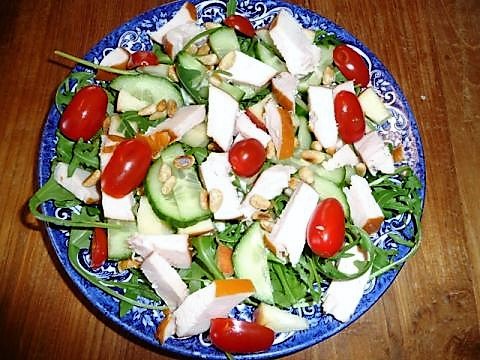 Snelle lunchsalade met gerookte kip