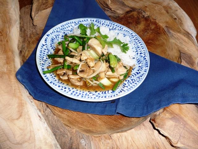 Geroerbakte kip met asperges, lente ui, taugé en champignons