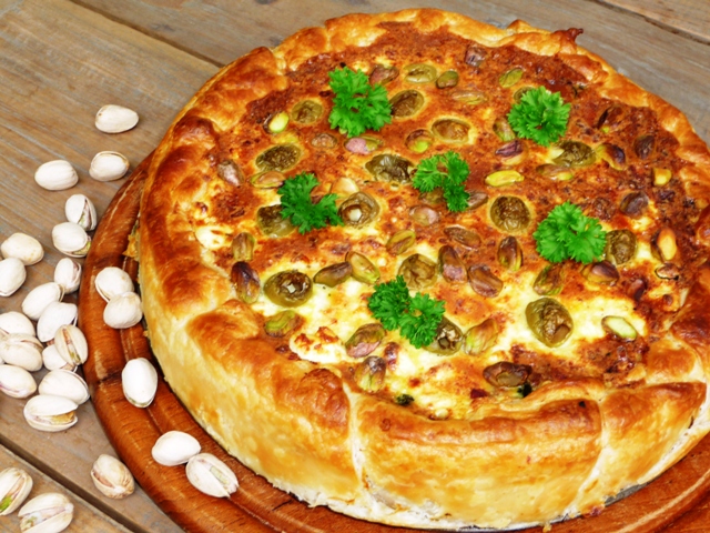 Hartige Griekse taart met verse spinazie, feta, olijven en pistachenootjes