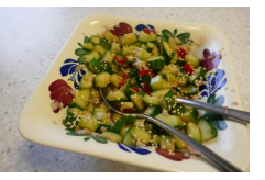 Zoetzure komkommersalade met een Aziatisch Tintje.