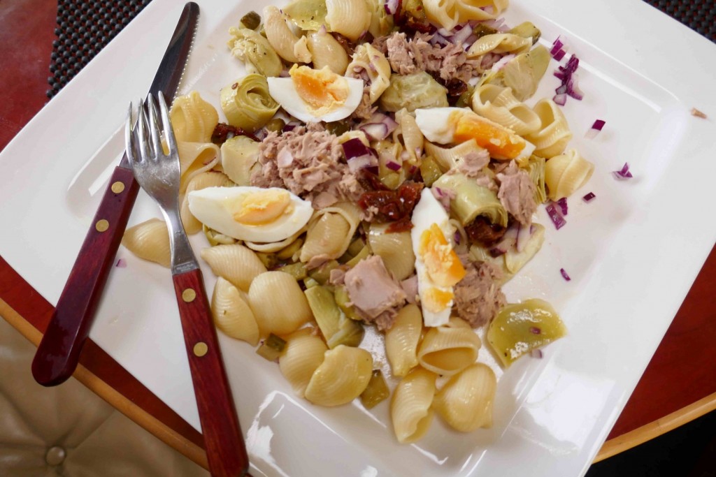 Zomerse pastasalade met tonijn en artisjokhart