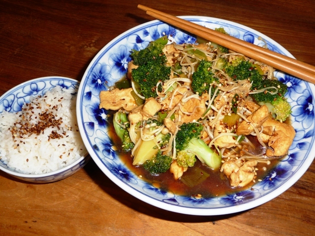 Oosterse roerbak met kip, broccoli en fluweelpootjes