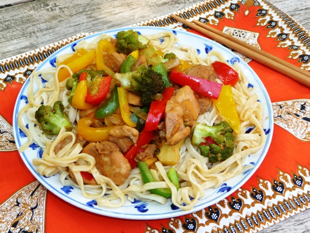 Gezonde wokschotel met kip paprika en broccoli