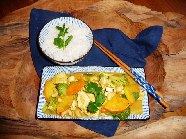 Wokschotel met kip, broccoli, kaki en cashewnoten