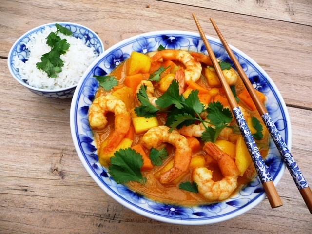 Oranje curry met garnalen, mango en zoete aardappel