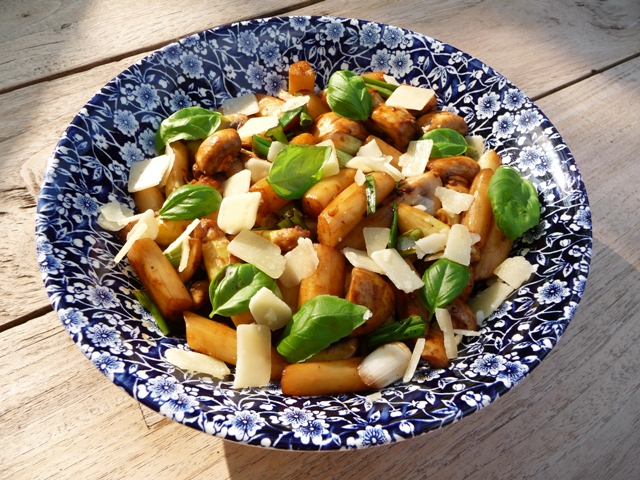 Roerbak asperges met champignons en lente ui