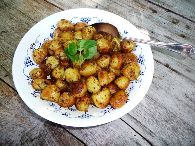 Griekse gebakken aardappelen met knoflook, oregano en citroen