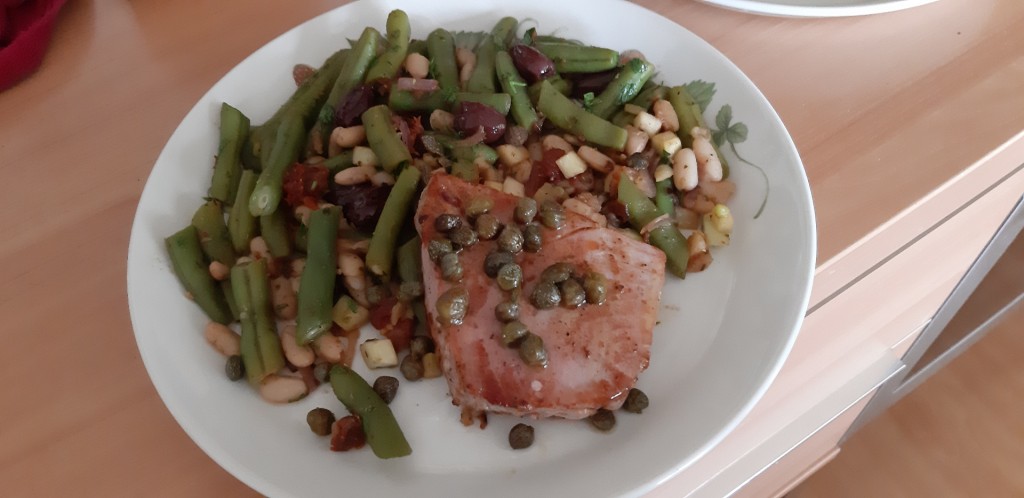 Tonijnsteak met kappertjessaus en gemengde bonen