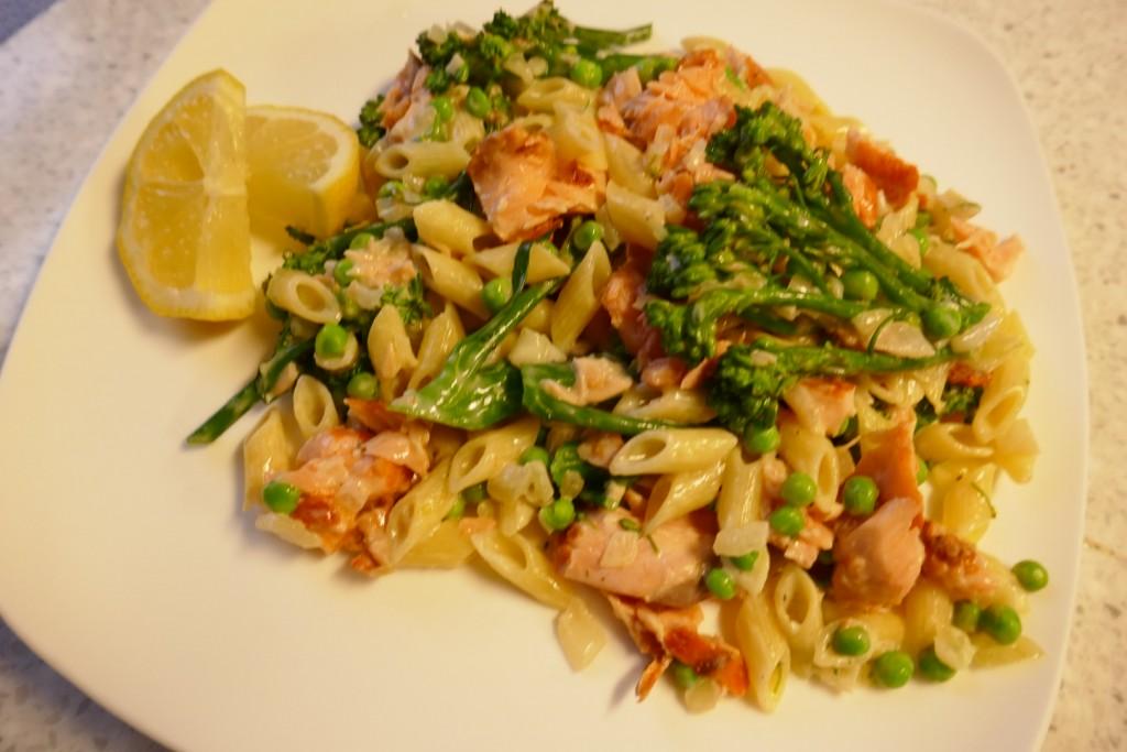 Penne met aspergebroccoli , tuinerwtjes en warm gerookte zalm.