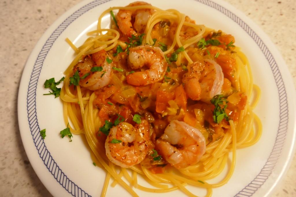 Spaghetti met verse, kruidige, romige tomatensaus en grote garnalen