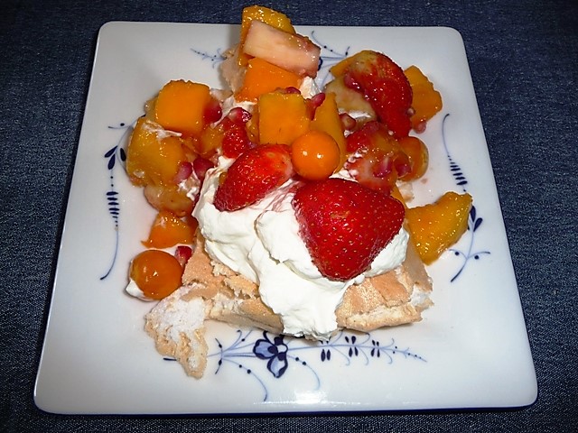 Pavlova met slagroom en vers fruit (glutenvrij)