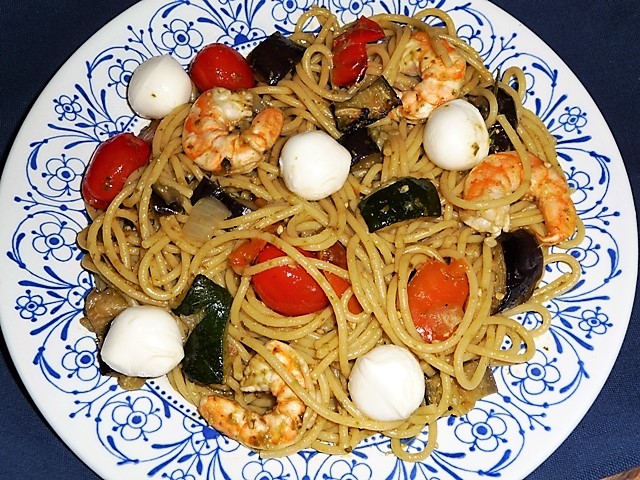 Spaghetti met gegrilde groenten, garnalen, mozzarella en pesto
