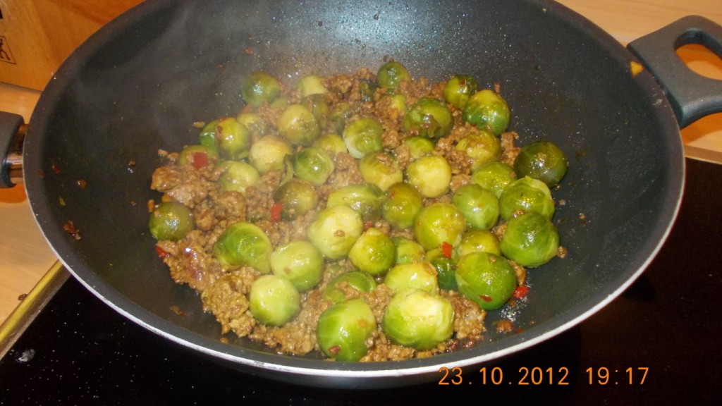 Pittig zoete spruitjes met gehakt uit de wok