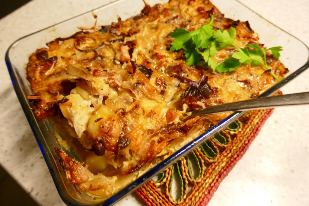 Drie soorten uien ovenschotel met spekjes en kaas.