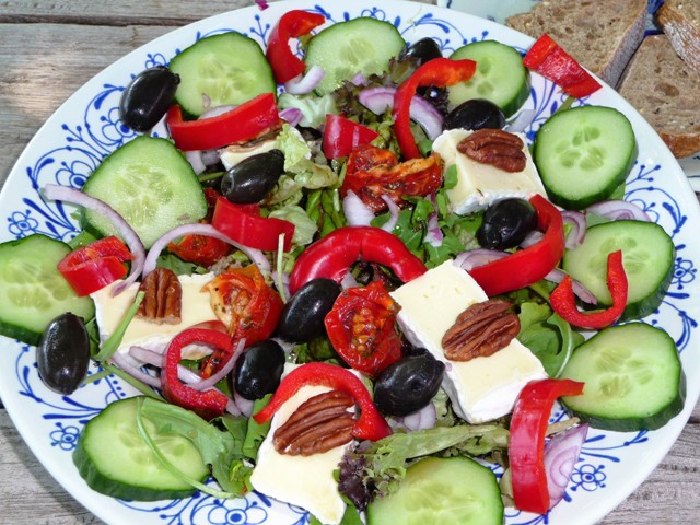 Frisse maaltijdsalade met brie, komkommer en paprika