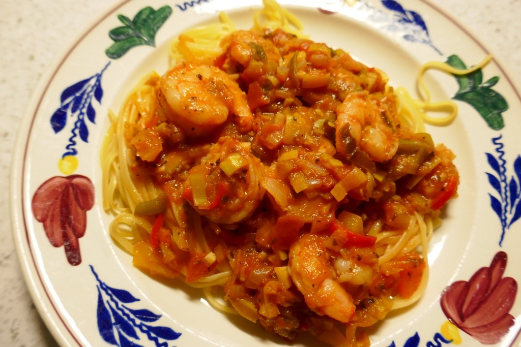 Pittige grote garnalen met linguine in tomatensaus