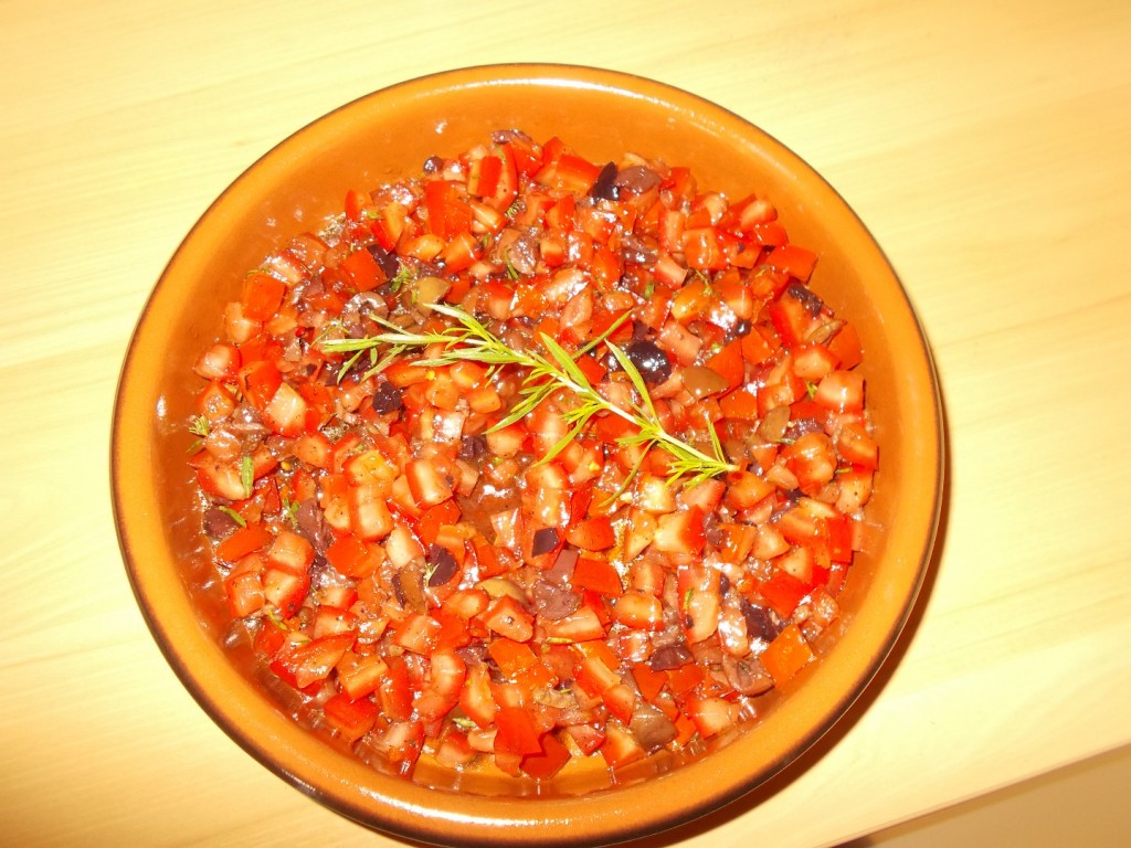 Bruschettadip van tomaten, olijven ,knoflook en kruiden.