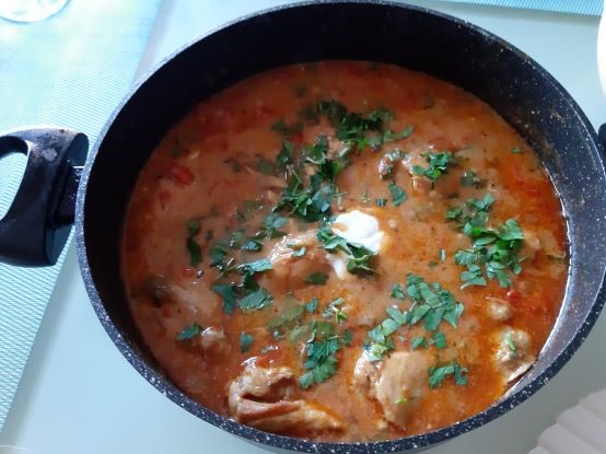 Hongaars stoofpotje van kippendij met paprika en zure room