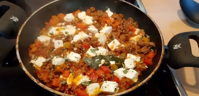 Grieks gehaktpannetje met paprika en feta