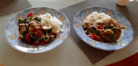 Curry met pulled chicken, peultjes en paprika