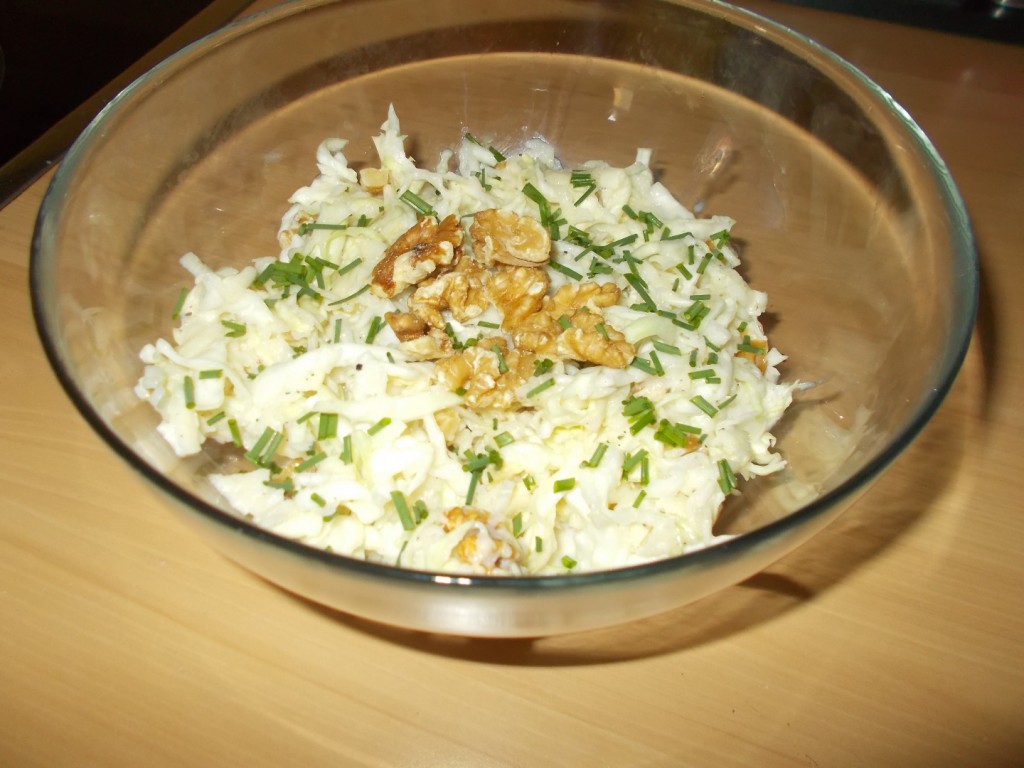 Wittekoolsalade met appel, walnoten en zure room