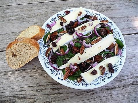 Maaltijdsalade met spinazie en brie